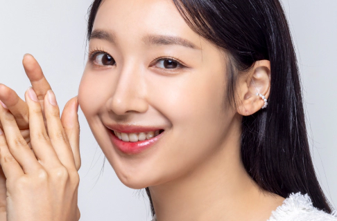 Wanita yang memperbaiki kerutan wajah dan mendapatkan ekspresi natural.