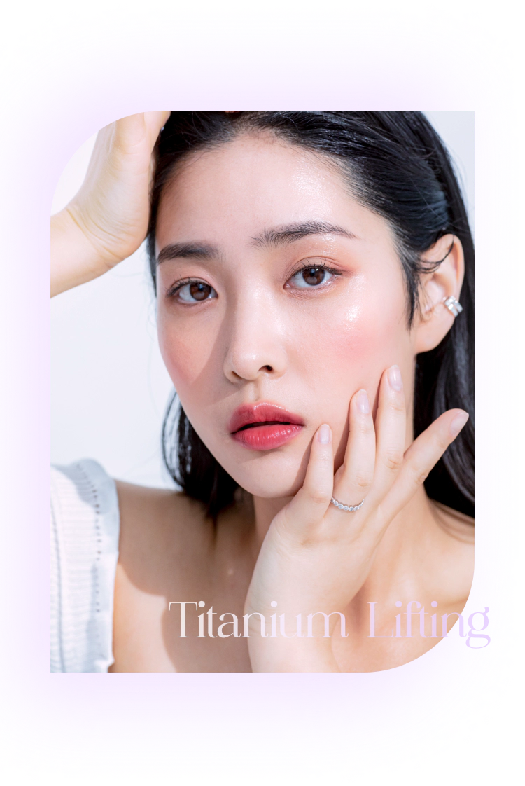 Wanita dengan kontur wajah lebih kencang setelah titanium lifting.