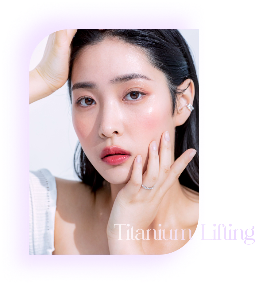 Wanita dengan kontur wajah lebih kencang setelah titanium lifting.